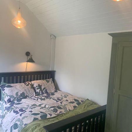 Newly Refurbished One Bedroom With Additional Sofa Bed Self Contained Flat In Garden Abbots Langley Екстериор снимка